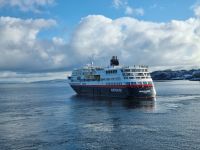 Trondheimfjord - Begegnung mit dem nordwärts gehenden Hurtigrutenschiff 