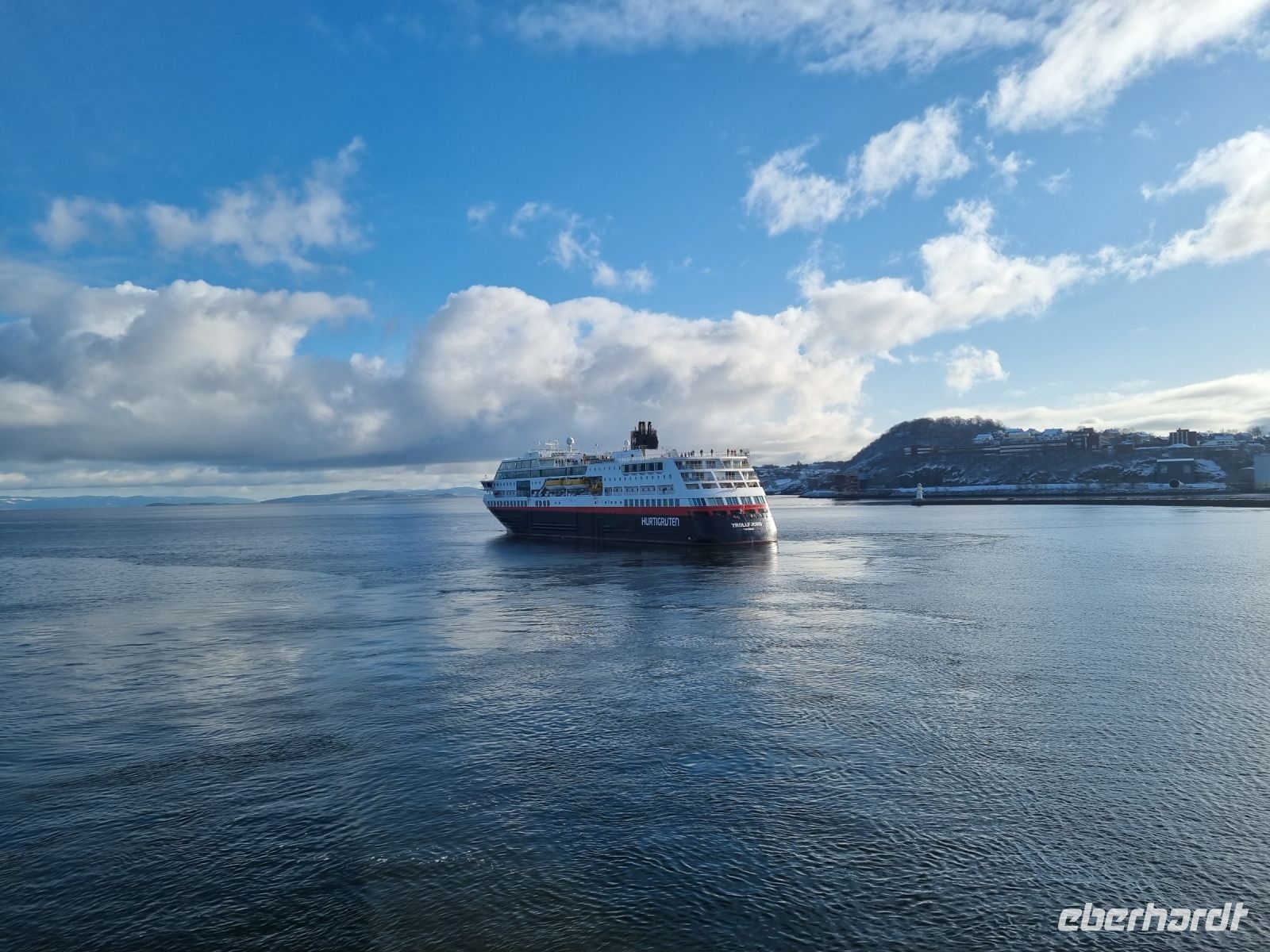 Trondheimfjord - Begegnung mit dem nordwärts gehenden Hurtigrutenschiff 