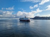 Trondheimfjord - Begegnung mit dem nordwärts gehenden Hurtigrutenschiff 