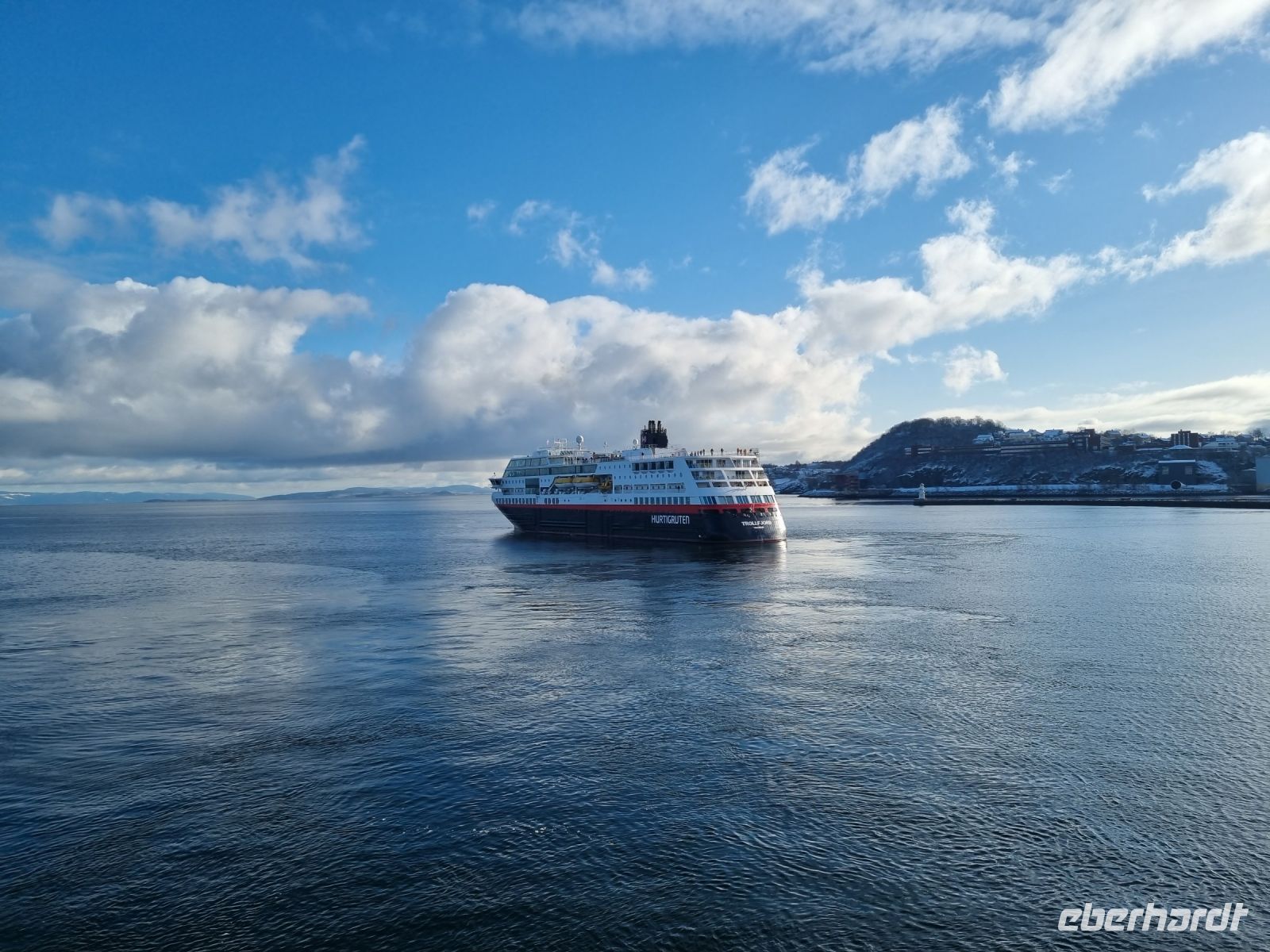 Trondheimfjord - Begegnung mit dem nordwärts gehenden Hurtigrutenschiff 