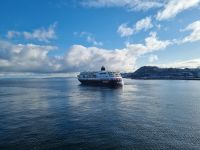 Trondheimfjord - Begegnung mit dem nordwärts gehenden Hurtigrutenschiff 