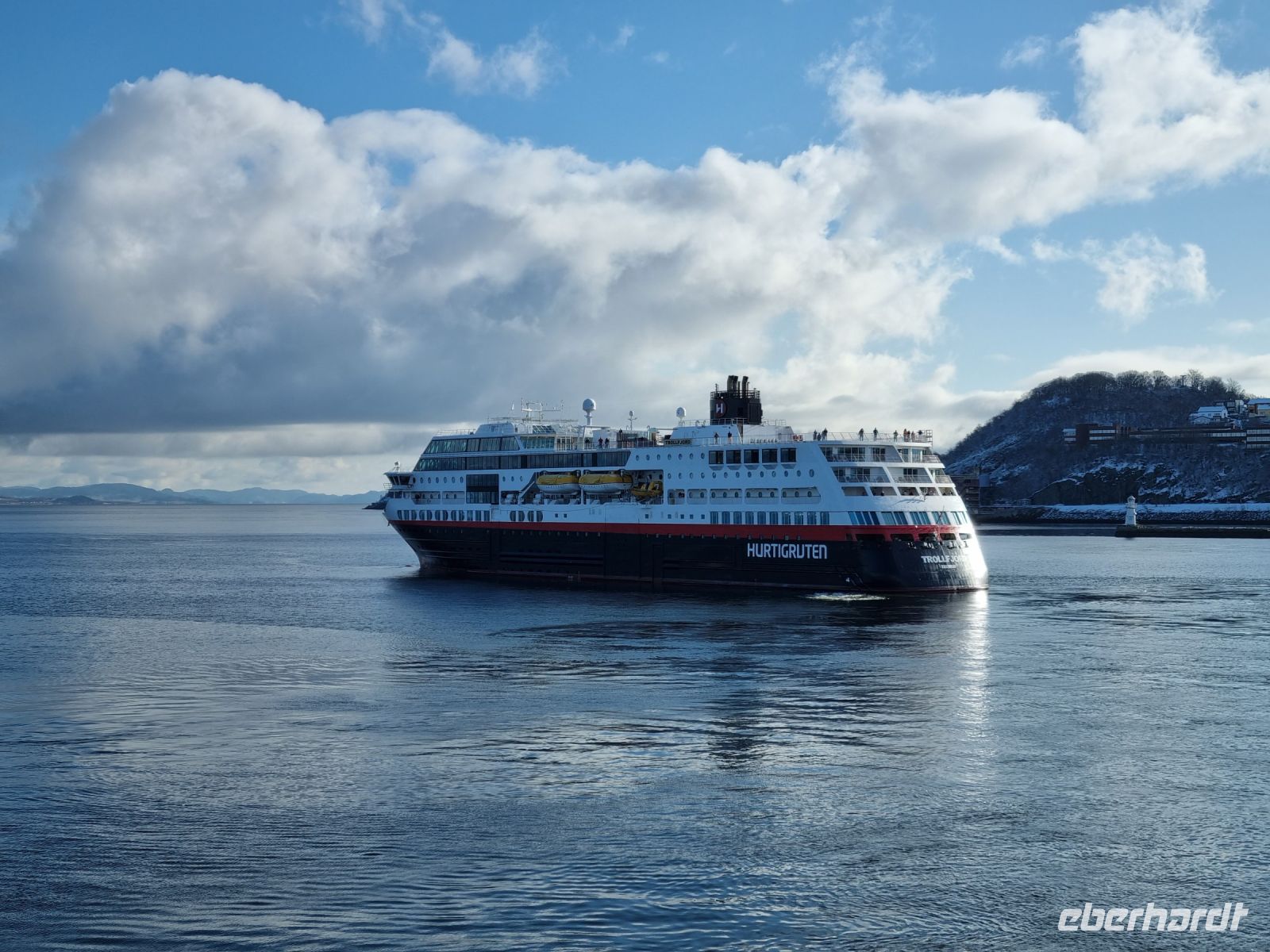 Trondheimfjord - Begegnung mit dem nordwärts gehenden Hurtigrutenschiff 