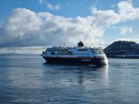 Trondheimfjord - Begegnung mit dem nordwärts gehenden Hurtigrutenschiff 
