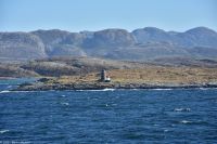 Hurtigruten - MS Polarlys - Küste von Trøndelag - Modernes Richtfeuer neben historischer Steinwarde