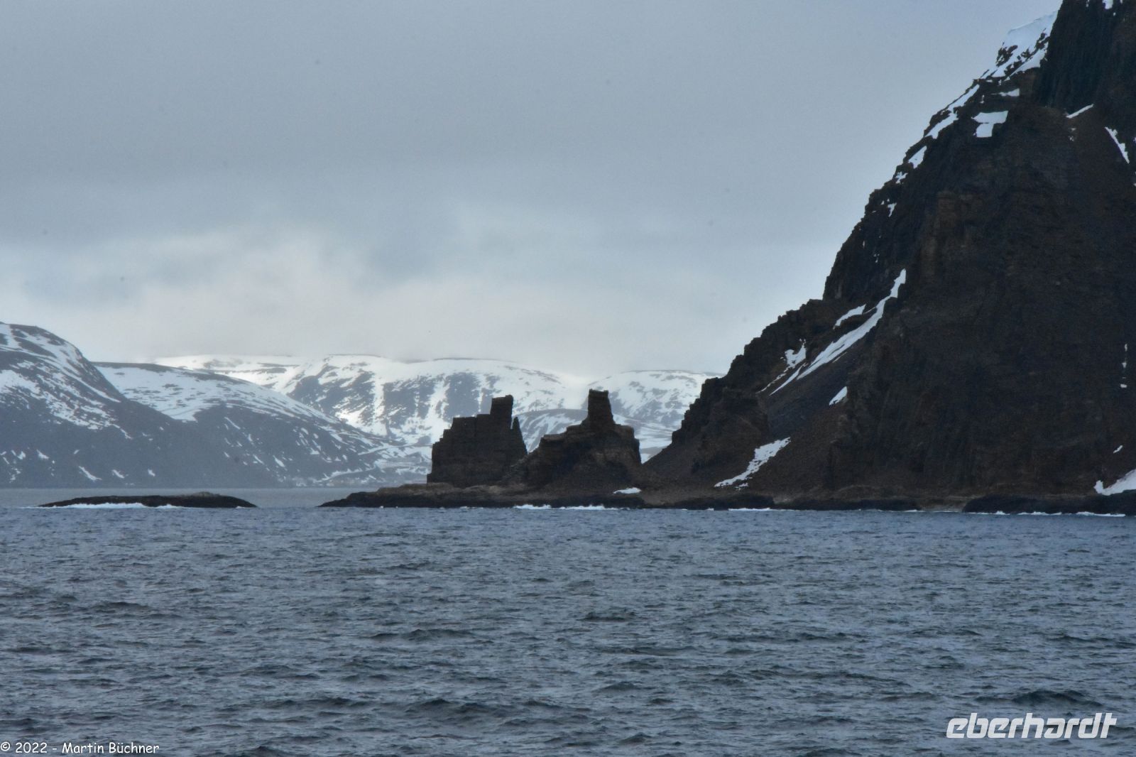 Hurtigruten - MS Polarlys - Fahrt über den Porsangerfjord - Einfahrt nach Kjøllefjord - vorbei an der Felsformation Finnkirke