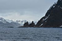 Hurtigruten - MS Polarlys - Fahrt über den Porsangerfjord - Einfahrt nach Kjøllefjord - vorbei an der Felsformation Finnkirke