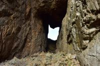 Hurtigruten - MS Polarlys - Wanderung zum Torghatten (man beachte den Größenvergleich zwei Personen am unteren Lochrand)