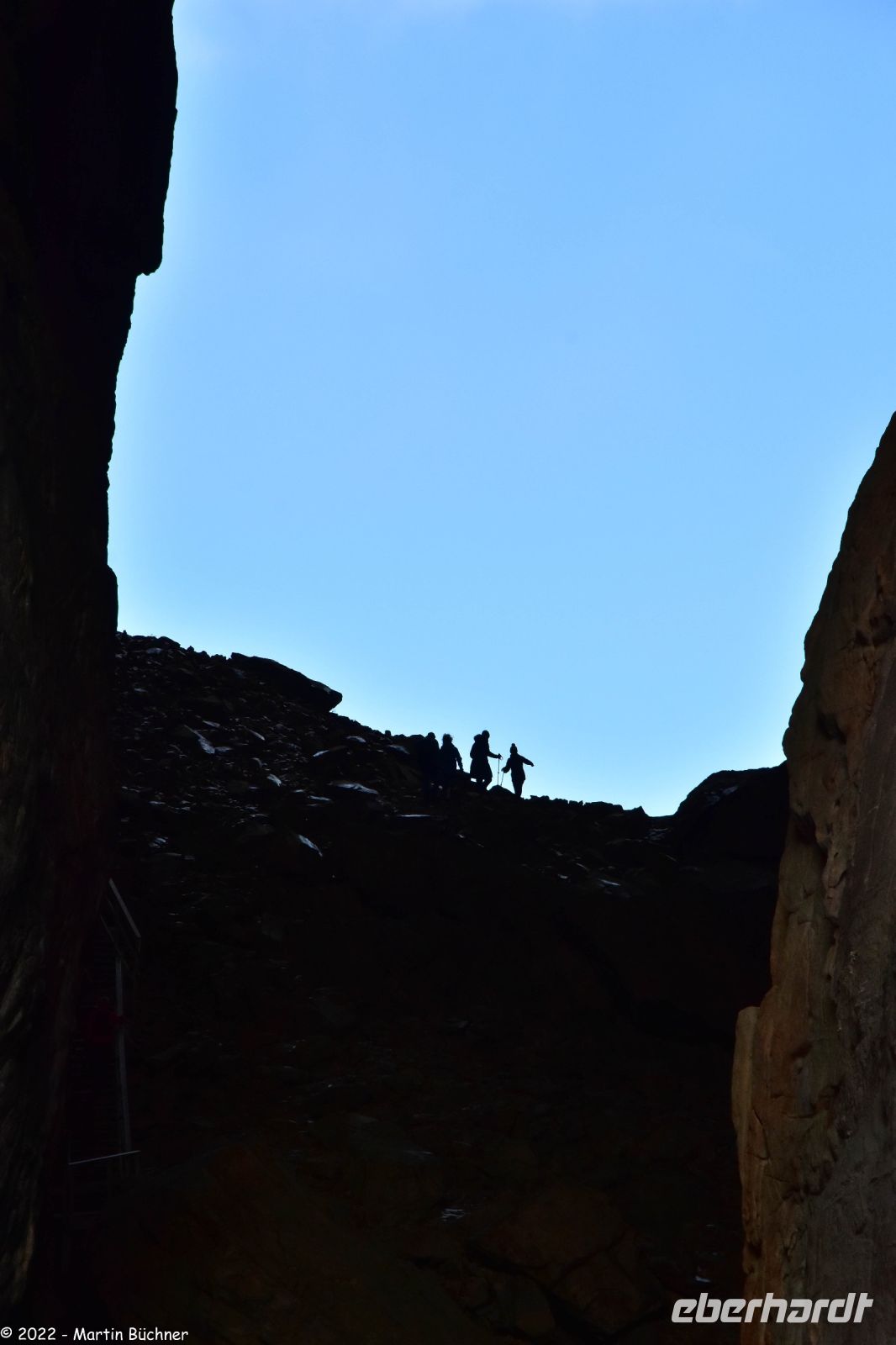 Hurtigruten - MS Polarlys - Wanderung zum Torghatten (man beachte den Größenvergleich zwei Personen am unteren Lochrand)