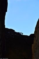 Hurtigruten - MS Polarlys - Wanderung zum Torghatten (man beachte den Größenvergleich zwei Personen am unteren Lochrand)