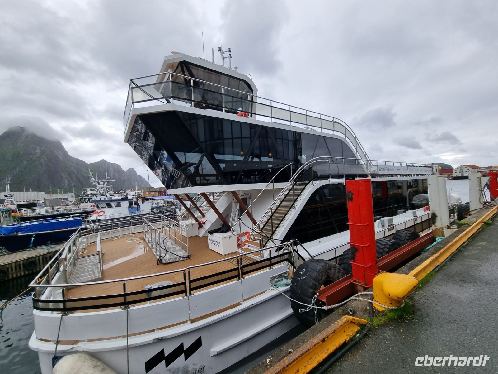 Svolvær (Lofoten) - Hybridschiff zum Trollfjord