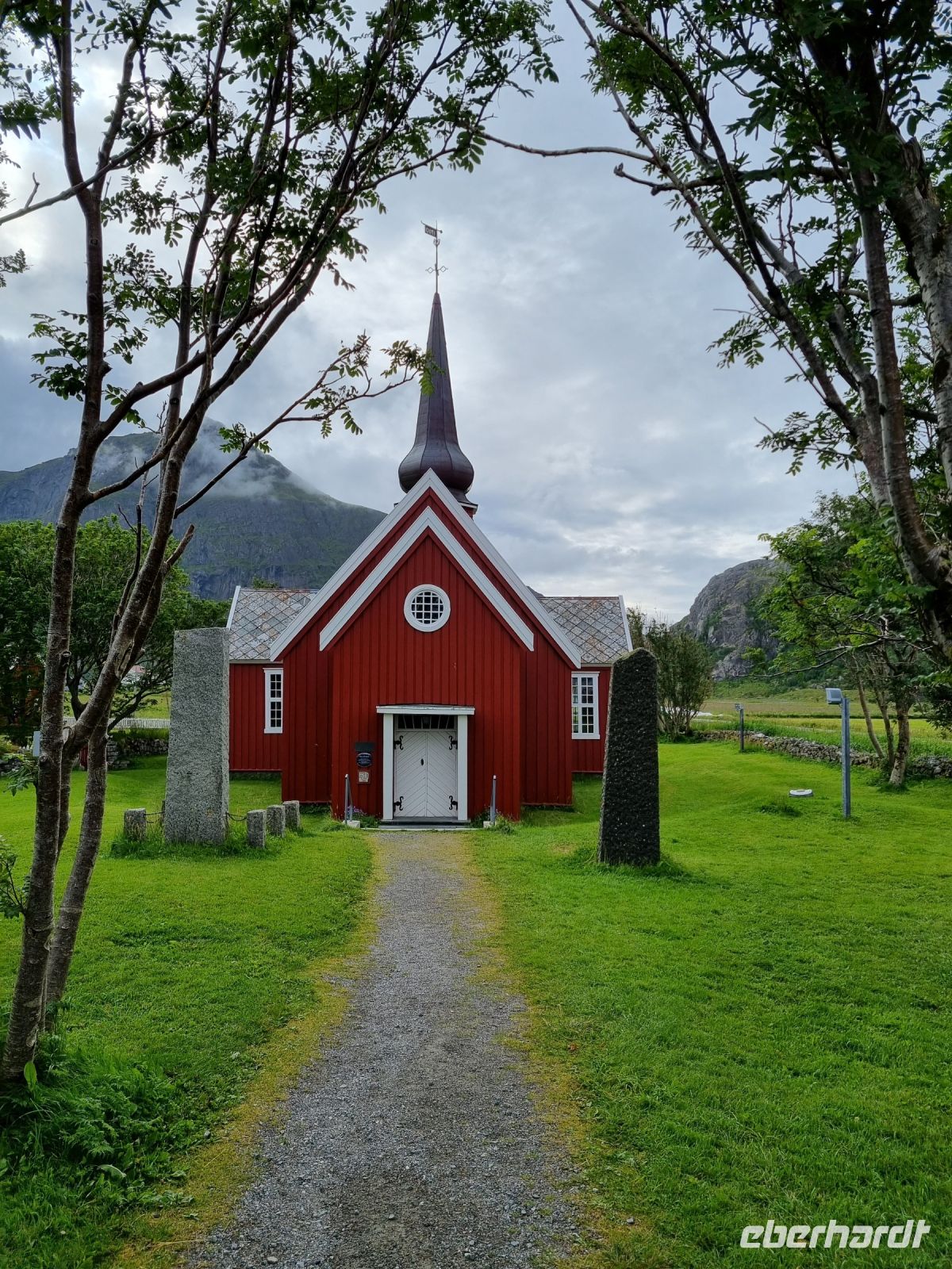 Lofoten (Insel Flakstadøy) - Kirche von Flakstad