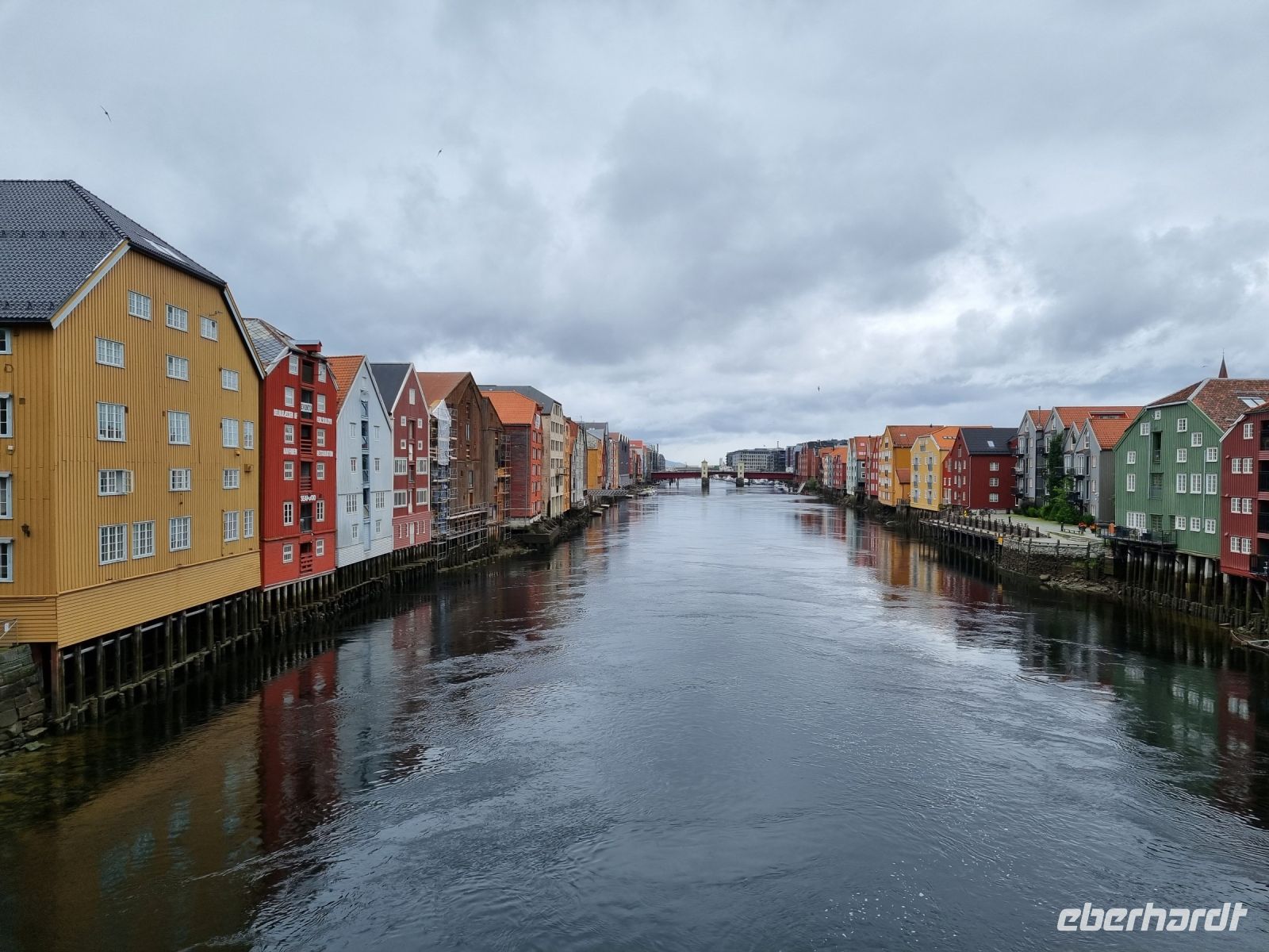 Trondheim - Blick von der Alten Stadtbrücke (Gamle Bybro) auf die alten Speicherhäuser...