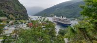 Kreuzfahrtschiff in Flam am Fjord