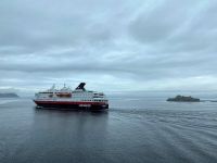 Tag 3 - Morgendliche Begegnung mit der MS Nordnorge.jpg