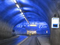 Kreisverkehr in einem Tunnel