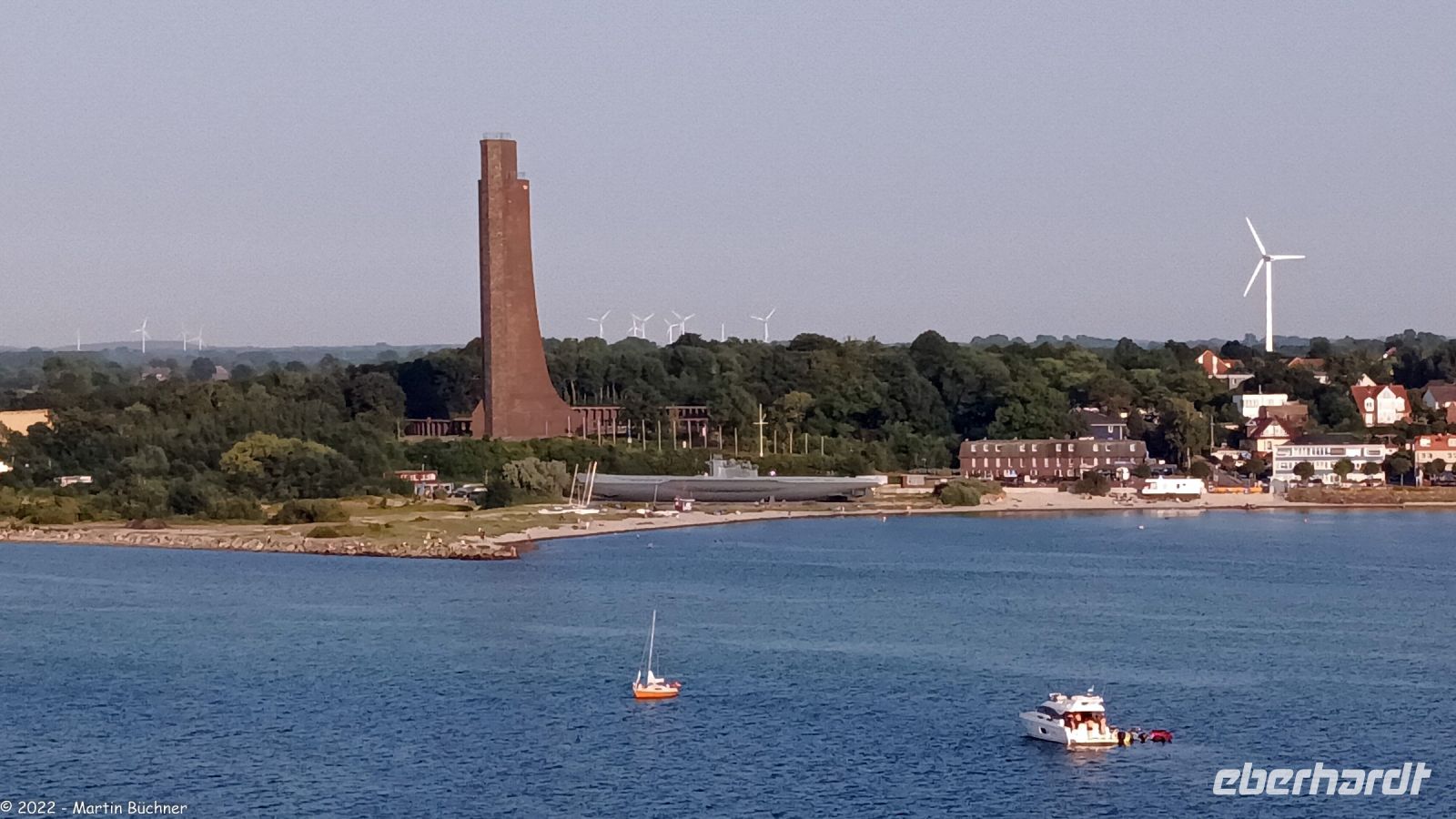 Ausfahrt aus der Kieler Förde - Denkmal Laboe