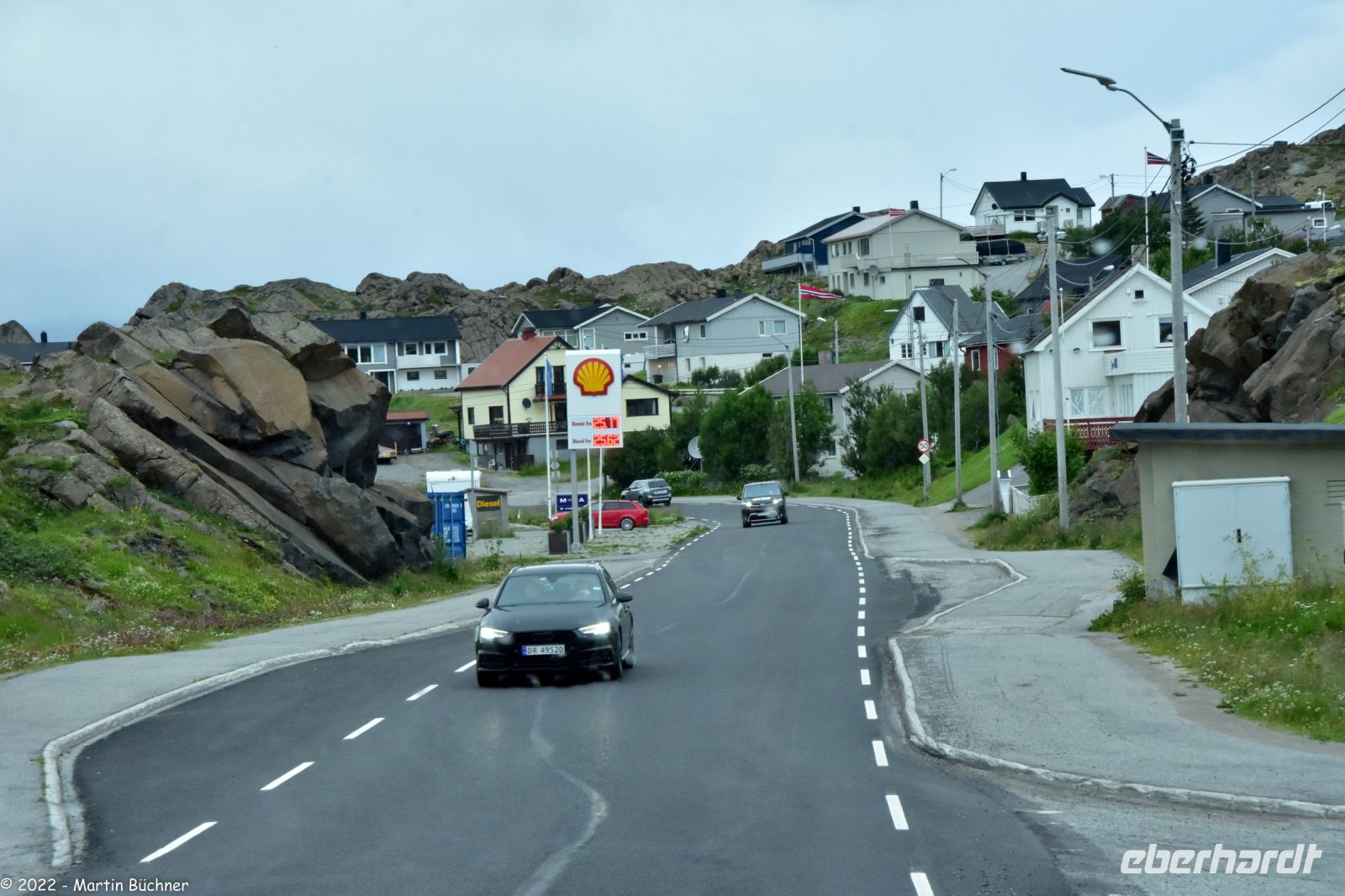 Honningsvåg - nördlichste Stadt der Welt - die Shell Tankstelle markiert den 71. Breitengrad Nord
