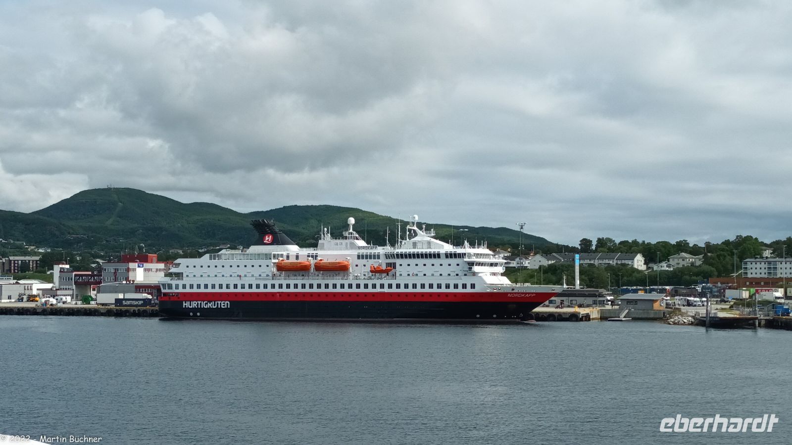 Nordland - Einfahrt nach Bodø - nordgehendes Hurtigruten-Schiff M/S Nordkapp (Postschiff)