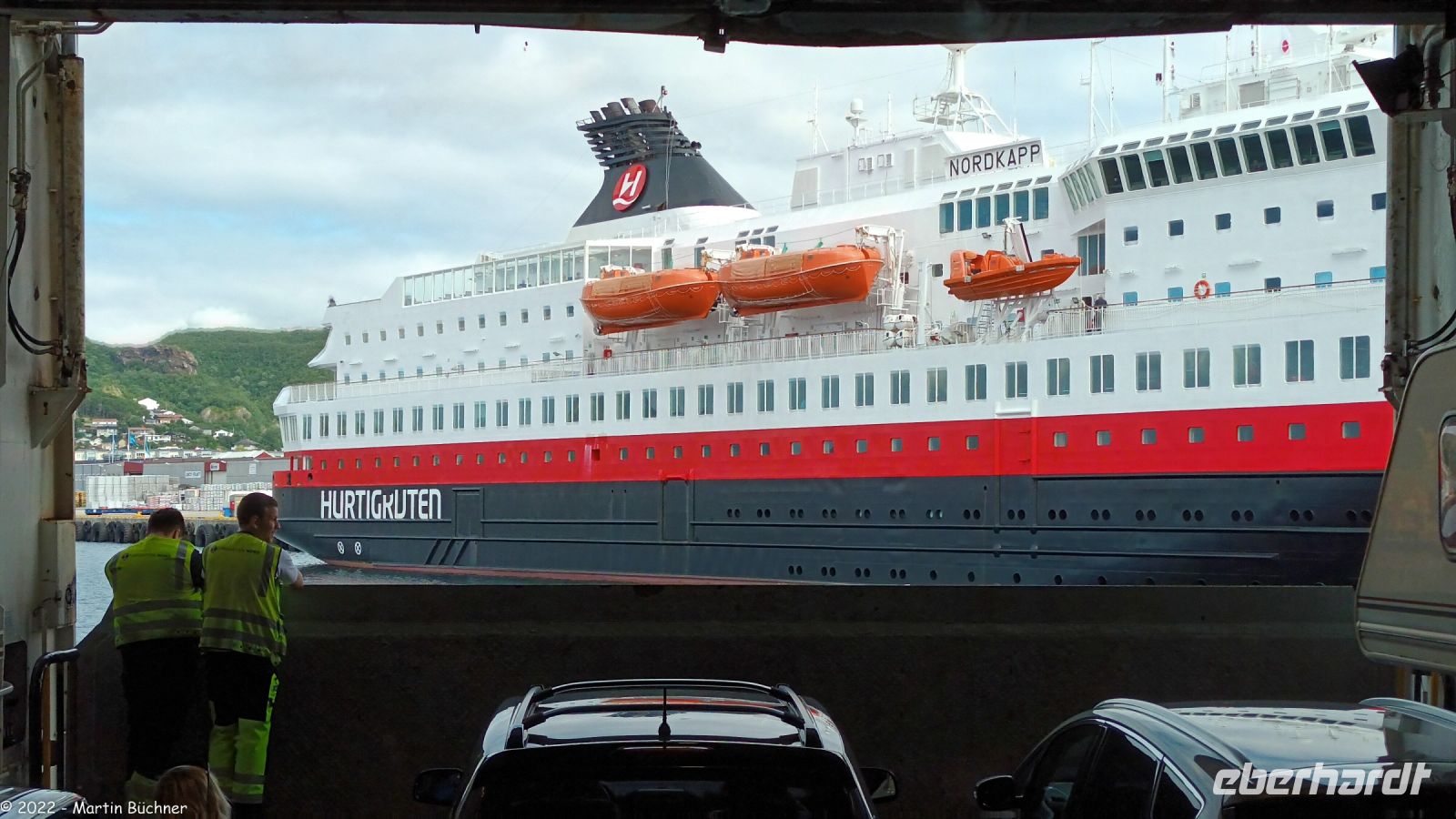 Nordland - Einfahrt nach Bodø - nordgehendes Hurtigruten-Schiff M/S Nordkapp (Postschiff)