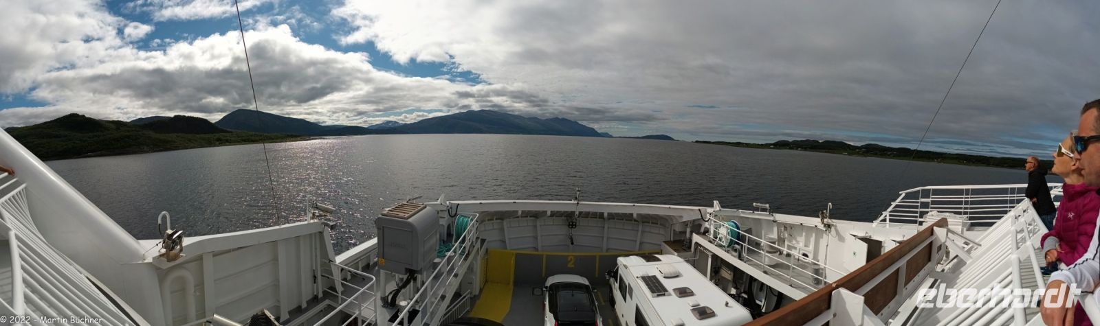 Fjordfähre an der Helgelandskysten