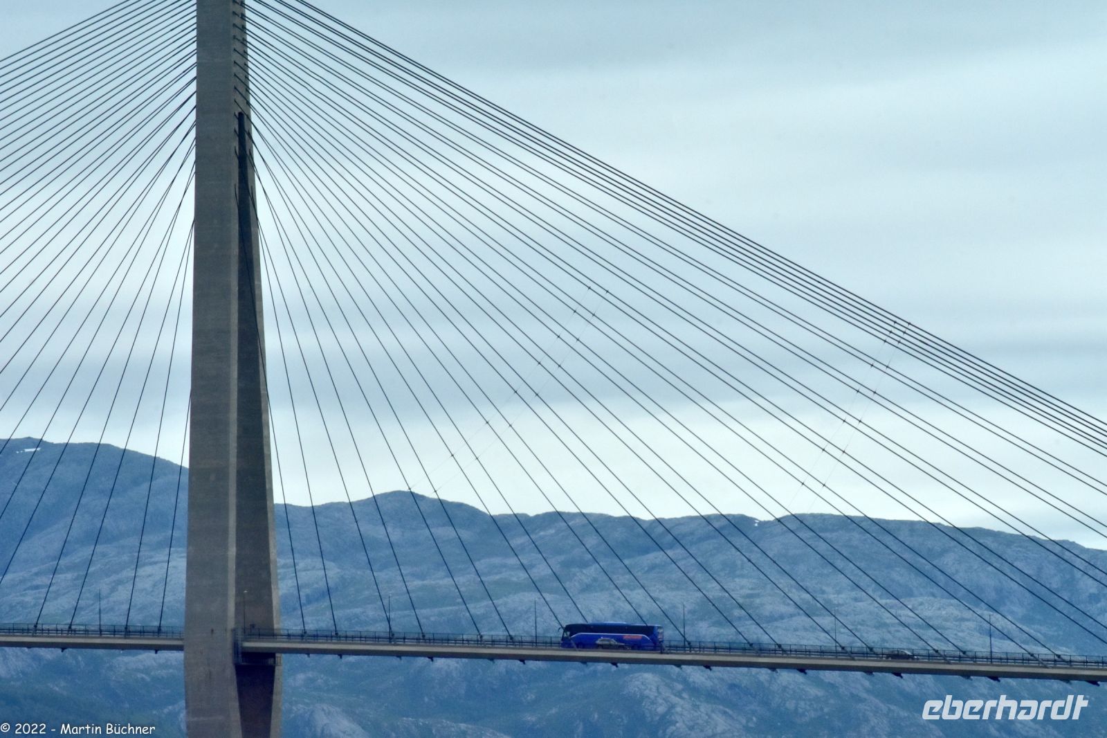 Helgelandsbrücke über den Leirfjorden an der Helgelandskysten