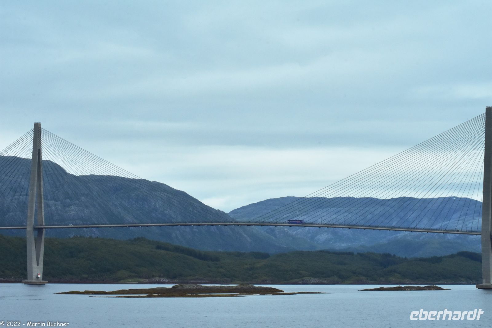 Helgelandsbrücke über den Leirfjorden an der Helgelandskysten