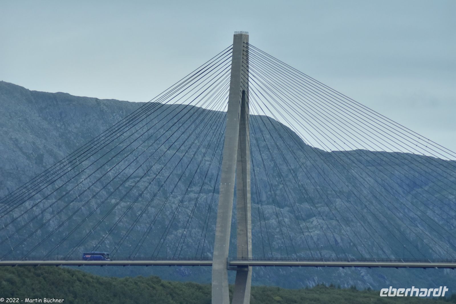 Helgelandsbrücke über den Leirfjorden an der Helgelandskysten