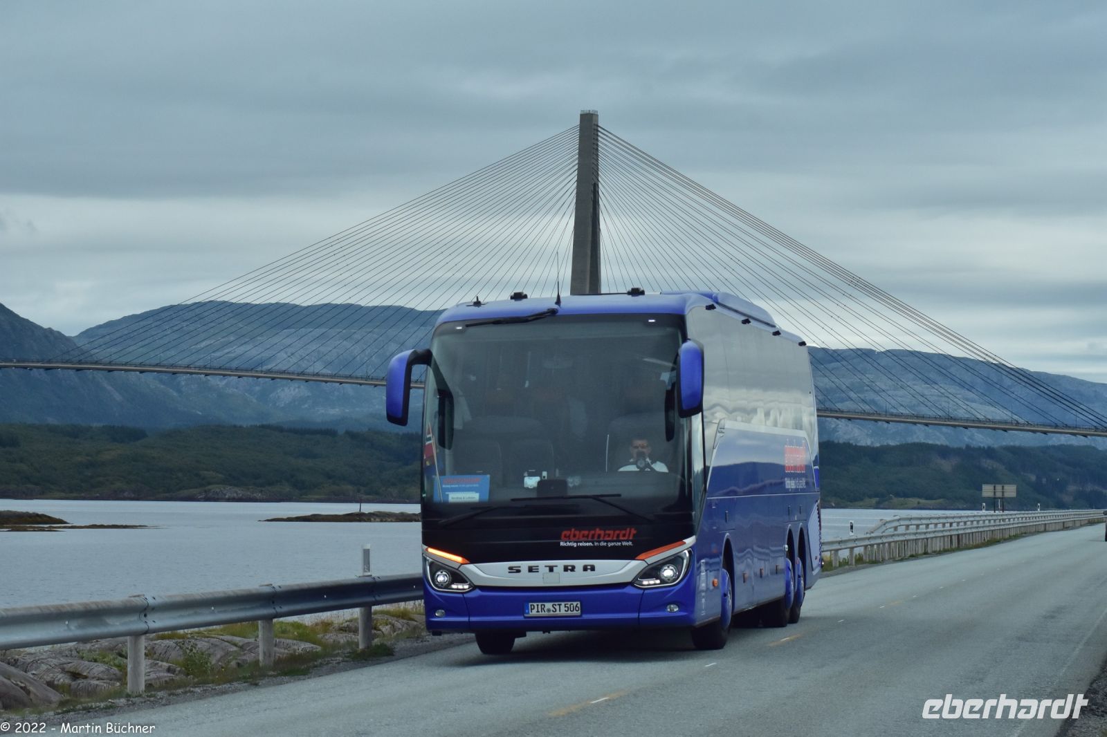 Helgelandsbrücke über den Leirfjorden an der Helgelandskysten