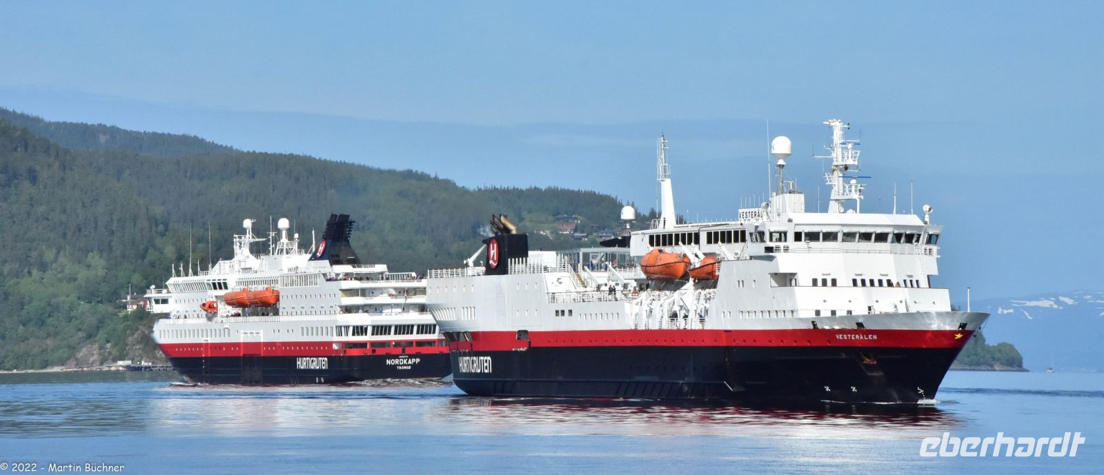 Trondheim - Südgehende Hurtigrute M/S Nordkapp (Hintergrund) trifft auf nordgehende Hurtigrute M/S Vesterålen