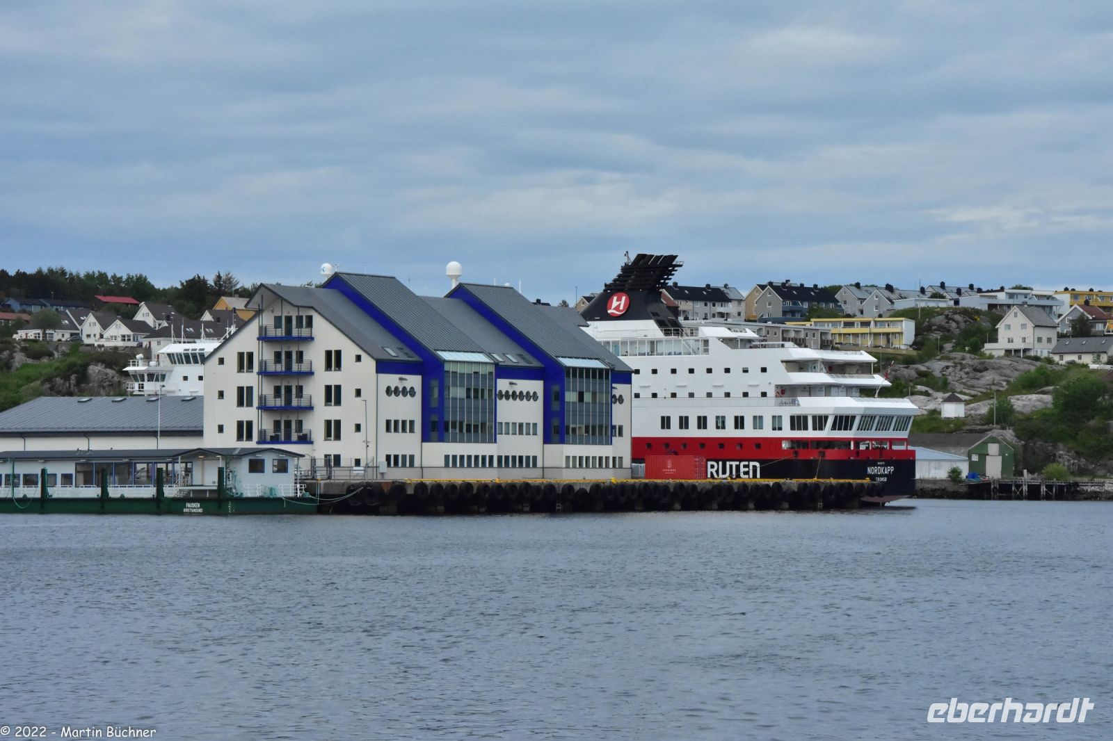 Nur in Kristiansund parken die Hurtigrutenschiffe so elegant 