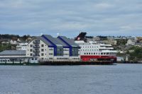 Nur in Kristiansund parken die Hurtigrutenschiffe so elegant 