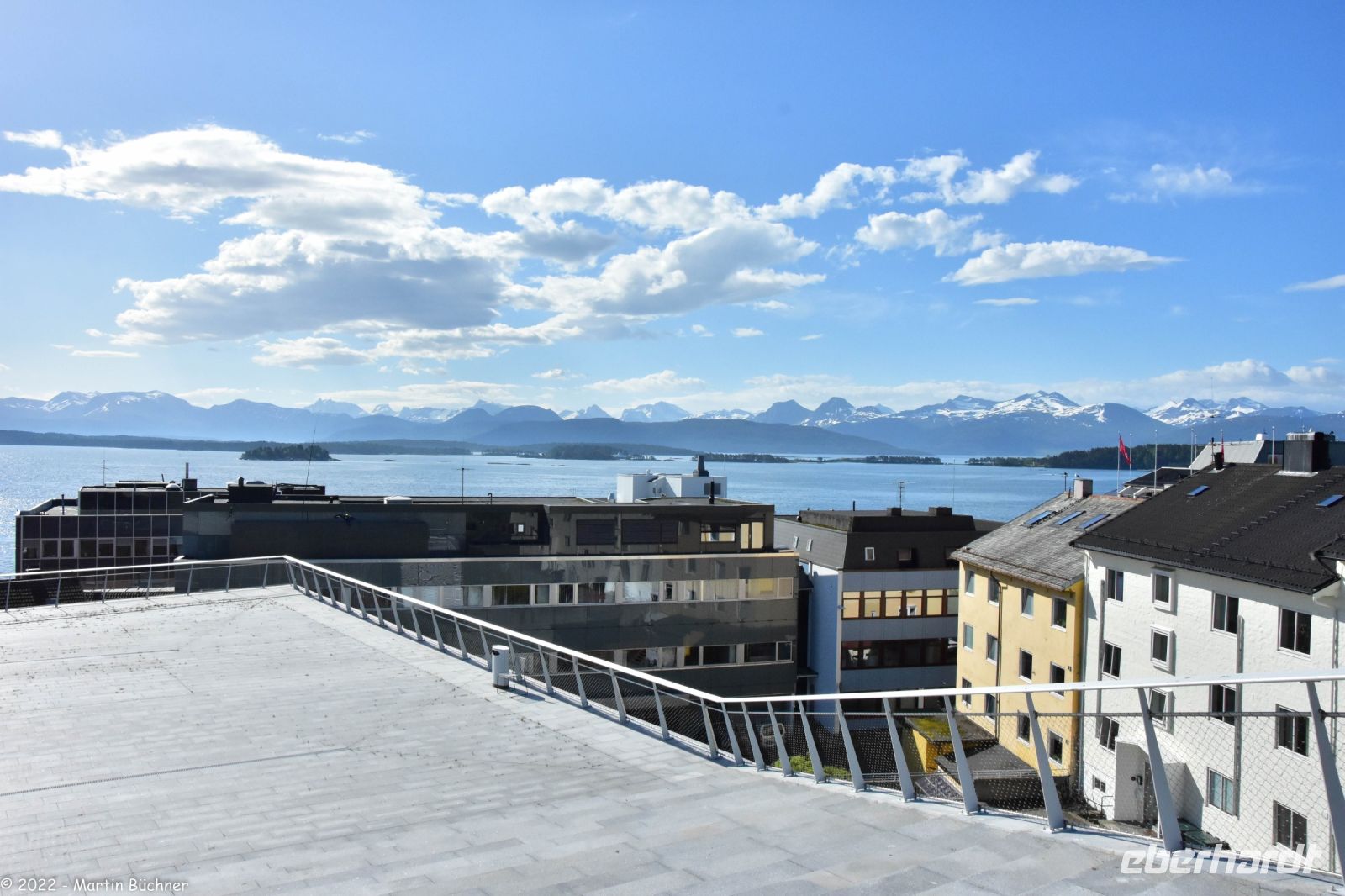Molde - Hauptort der Provinz (fylke) Møre og Romsdalen - im Hintergrund die 222 schneebedeckten Gipfel des Moldepanoramas