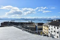 Molde - Hauptort der Provinz (fylke) Møre og Romsdalen - im Hintergrund die 222 schneebedeckten Gipfel des Moldepanoramas