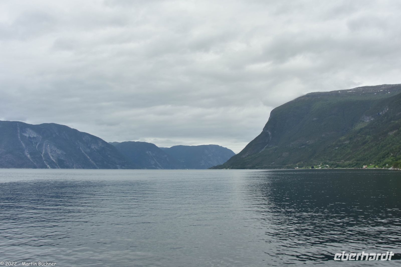 Sognefjord (einer der tiefsten Fjorde der Welt bis 1.280 Meter Wassertiefe!)
