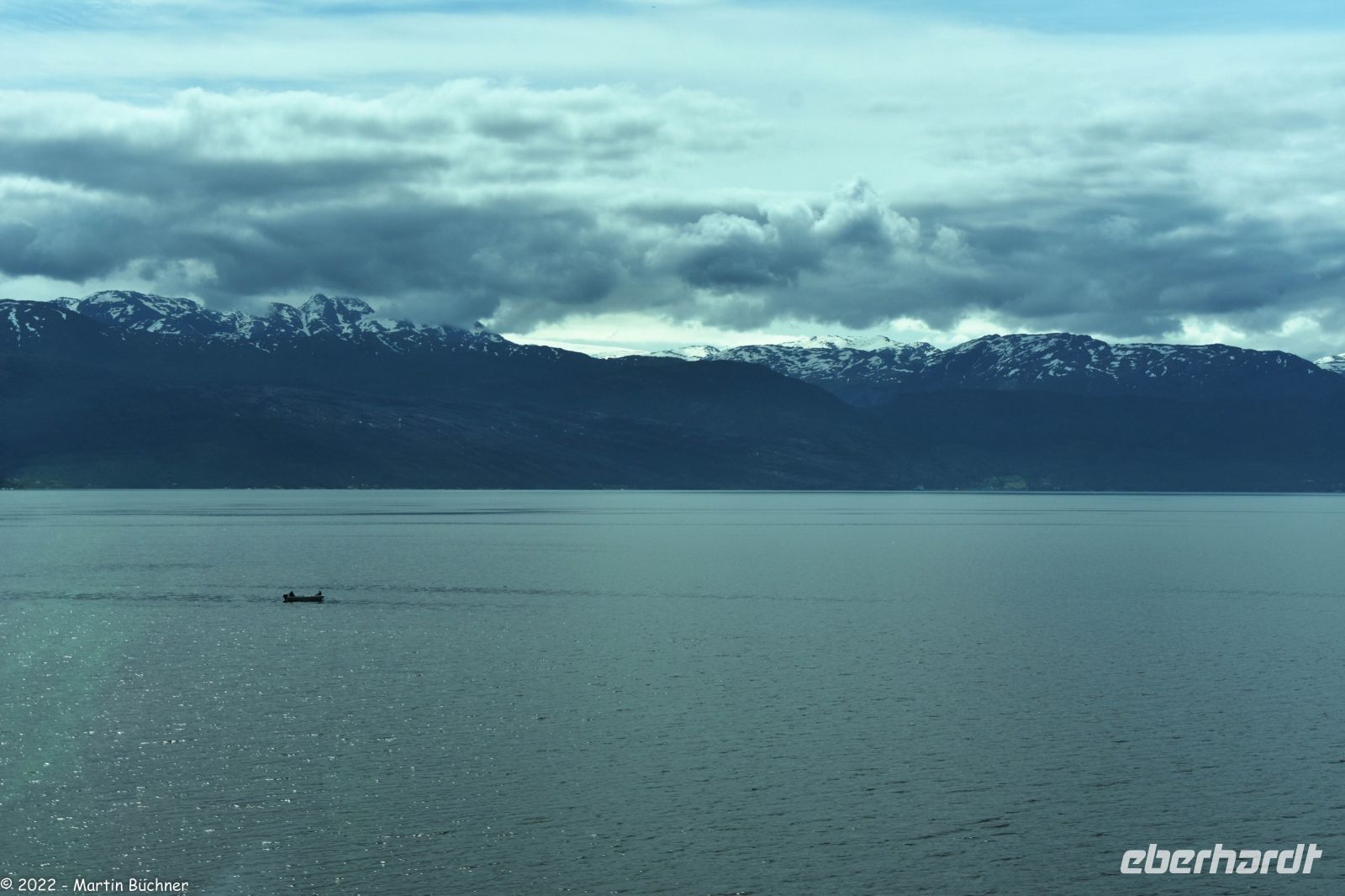 Hardanger-Hauptfjord - auf dem Bergrücken in der Bildmitte erkennt man den Folgefonna Gletscher
