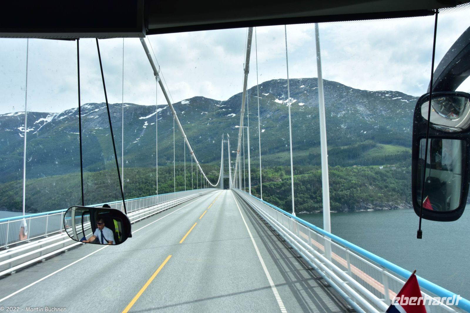 Hardangerbrücke - zweitgrößte Hängebrücke Europas - zugänglich über Kreisverkehre im Tunnel auf jeder Brückenseite