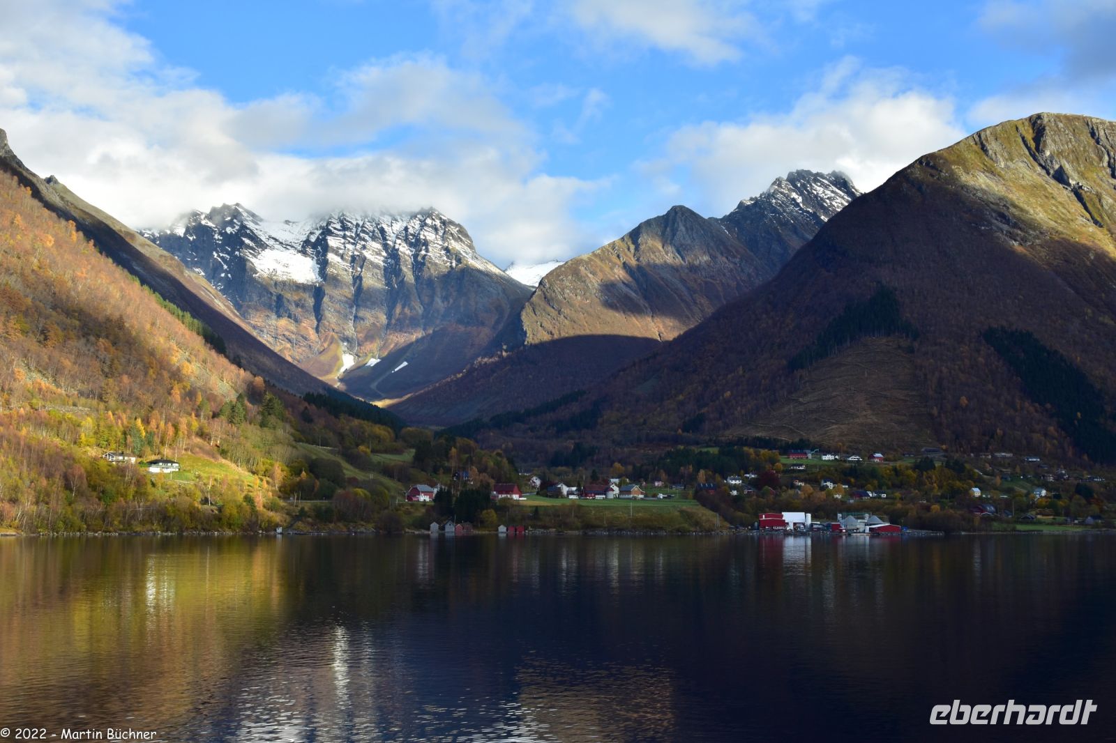 Urke am Norangsfjord (Hjørundfjord, Storfjord) - der schneebedeckte Urkedalstindane ist 1.534 Meter hoch