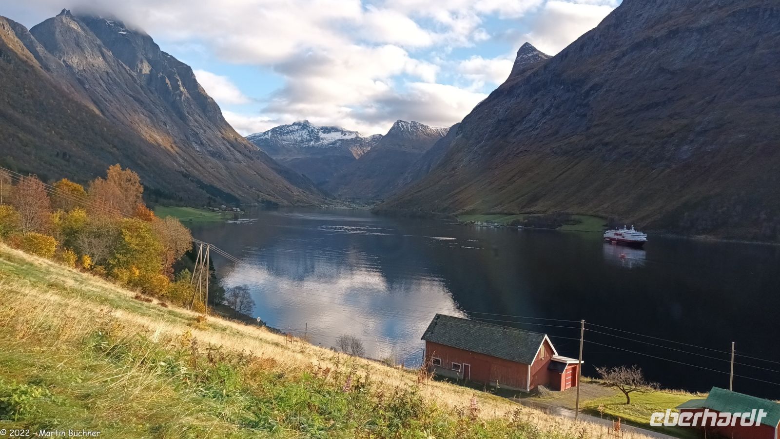 Postschiff M/S Richard With in Urke am Norangsfjord (Hjørundfjord, Storfjord) - rechts oben das Konehorn (1.276 m)
