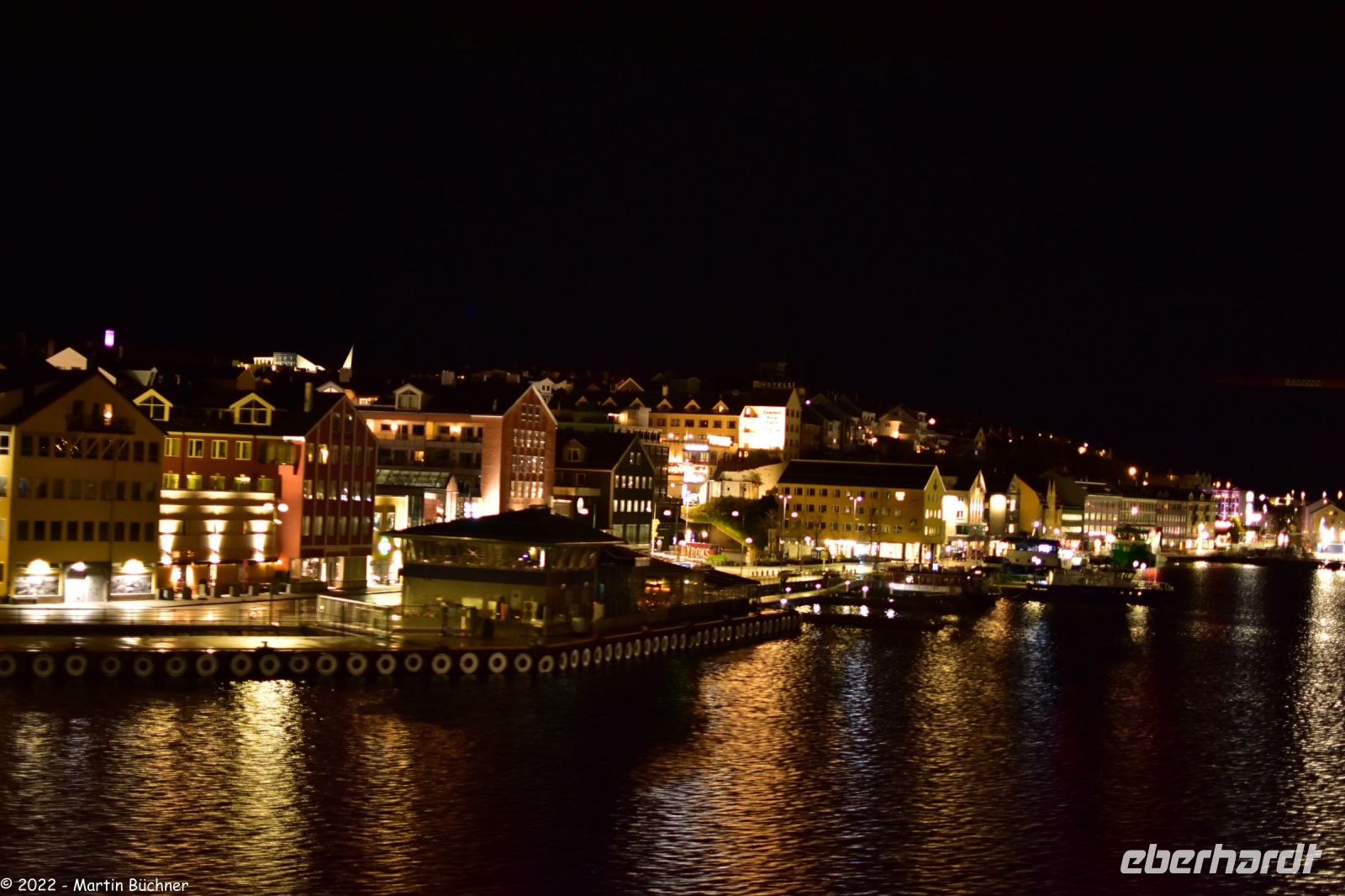 Nach erstem leichten Polarlicht über der offenen Seestrecke Hustadvika erreichen wir spät in der Nacht die Klippfischstadt Kristiansund