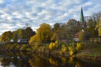 Herbststimmung - Indian Summer am Nidelven in Trondheim - rechts der Vierungsturm des Nidarosdoms