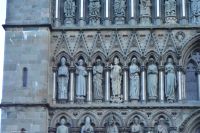 Westfassade des gotischen Nidarosdoms von Trondheim - in der Mitte steht König Olav II. - genannt Olav - der Heilige mit der Axt