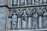 Westfassade des gotischen Nidarosdoms - der heidnische Wikingerkönig Olav Tryggvason - Stadtgründer (links)
