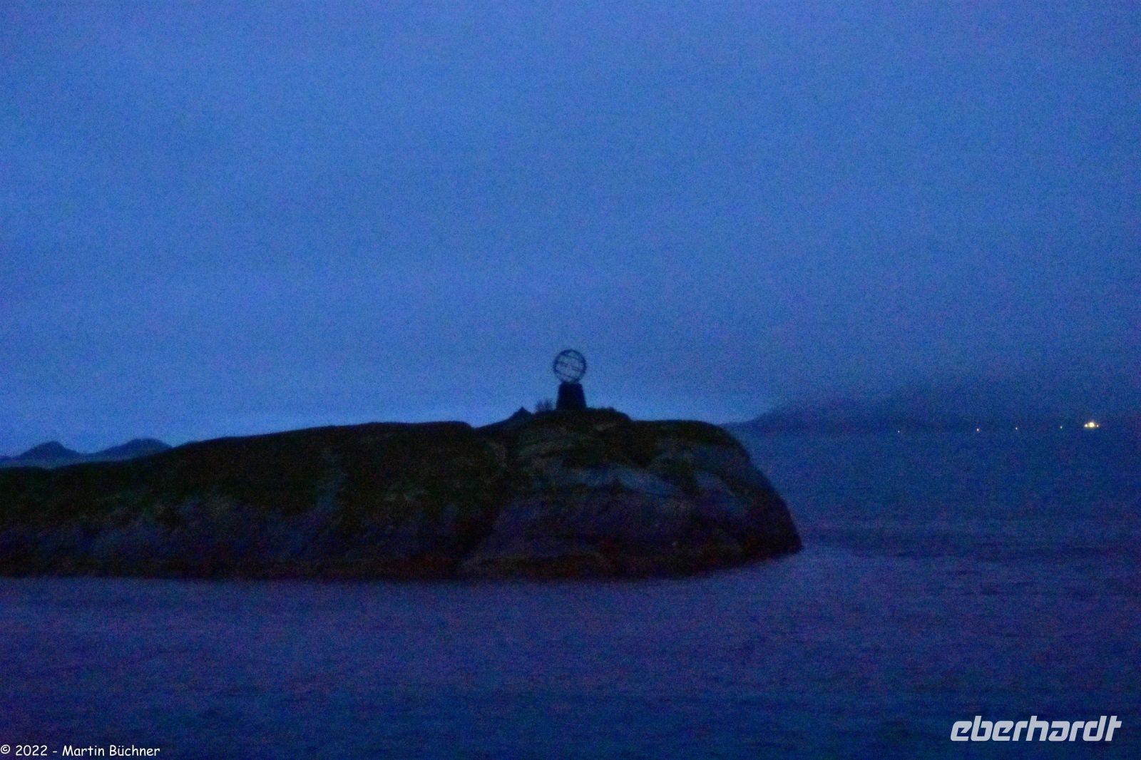 Die Insel Viking markiert mit ihrem Globus den nördlichen Polarkreis