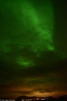 Polarlicht über den Lofoten - grün = Polarlicht, orange = Lichtreflexion der Zivilisation