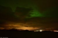 Polarlicht über Svolvær, Lofoten - grün = Polarlicht, orange = Lichtreflexion der Zivilisation