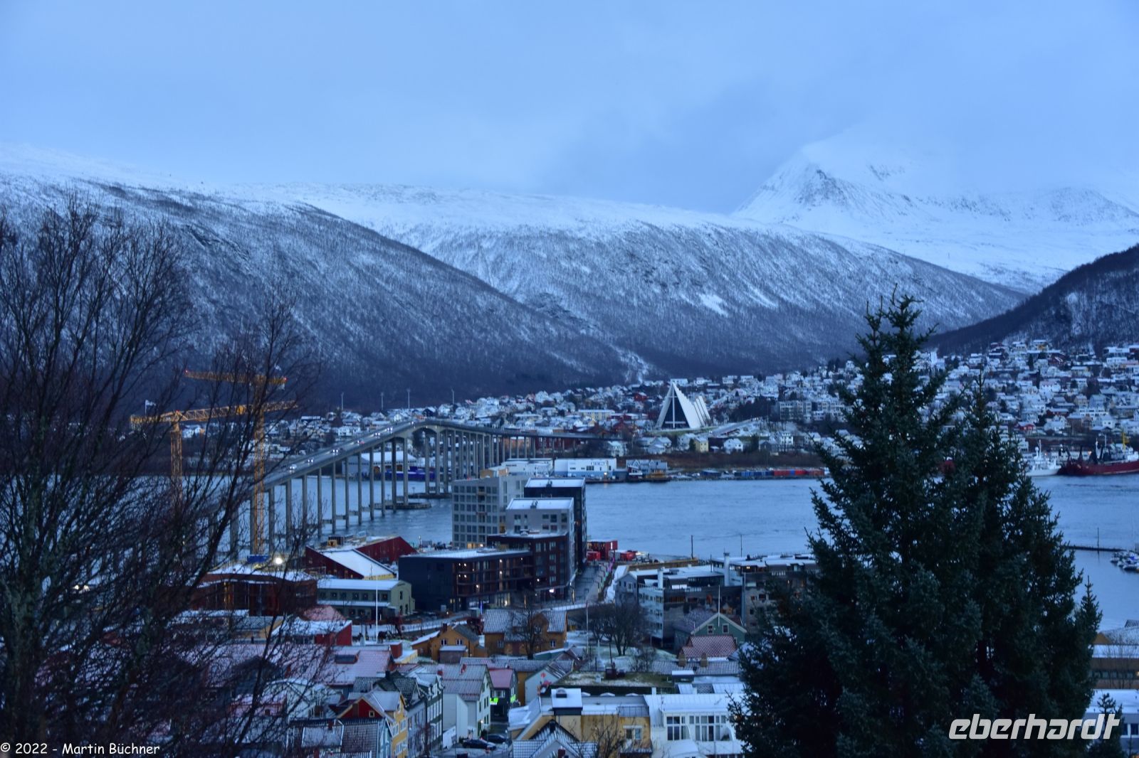 Blick von der Troms-Insel (Tromsøya) ins Tromsdalen zur 