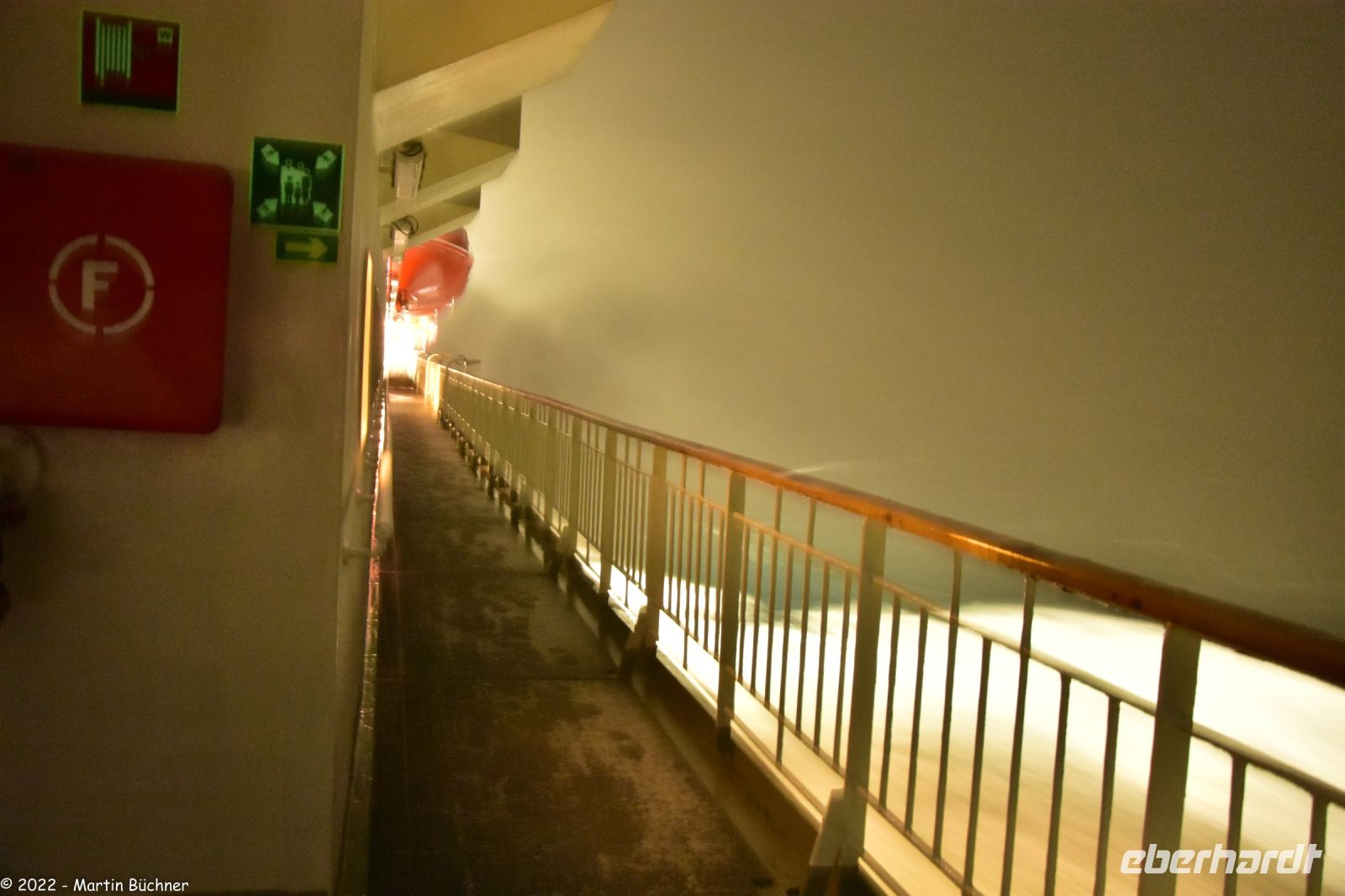 Kurze Zeit später - raue Arktis - Windstärke 8 bis 9 - kräftiges Schneetreiben - es sind eher horizontal fliegende Eisbrocken