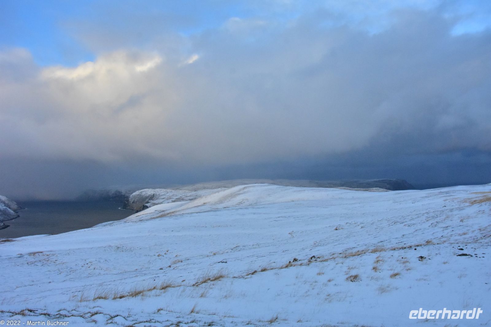 Vor uns liegt die Nordkapp-Halbinsel eingerahmt vom Tufjord (links) und Vestfjord (rechts) - der Nordkapp-Globus liegt exakt 12.695 Meter von diesem Punkt entfernt!