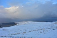 Vor uns liegt die Nordkapp-Halbinsel eingerahmt vom Tufjord (links) und Vestfjord (rechts) - der Nordkapp-Globus liegt exakt 12.695 Meter von diesem Punkt entfernt!
