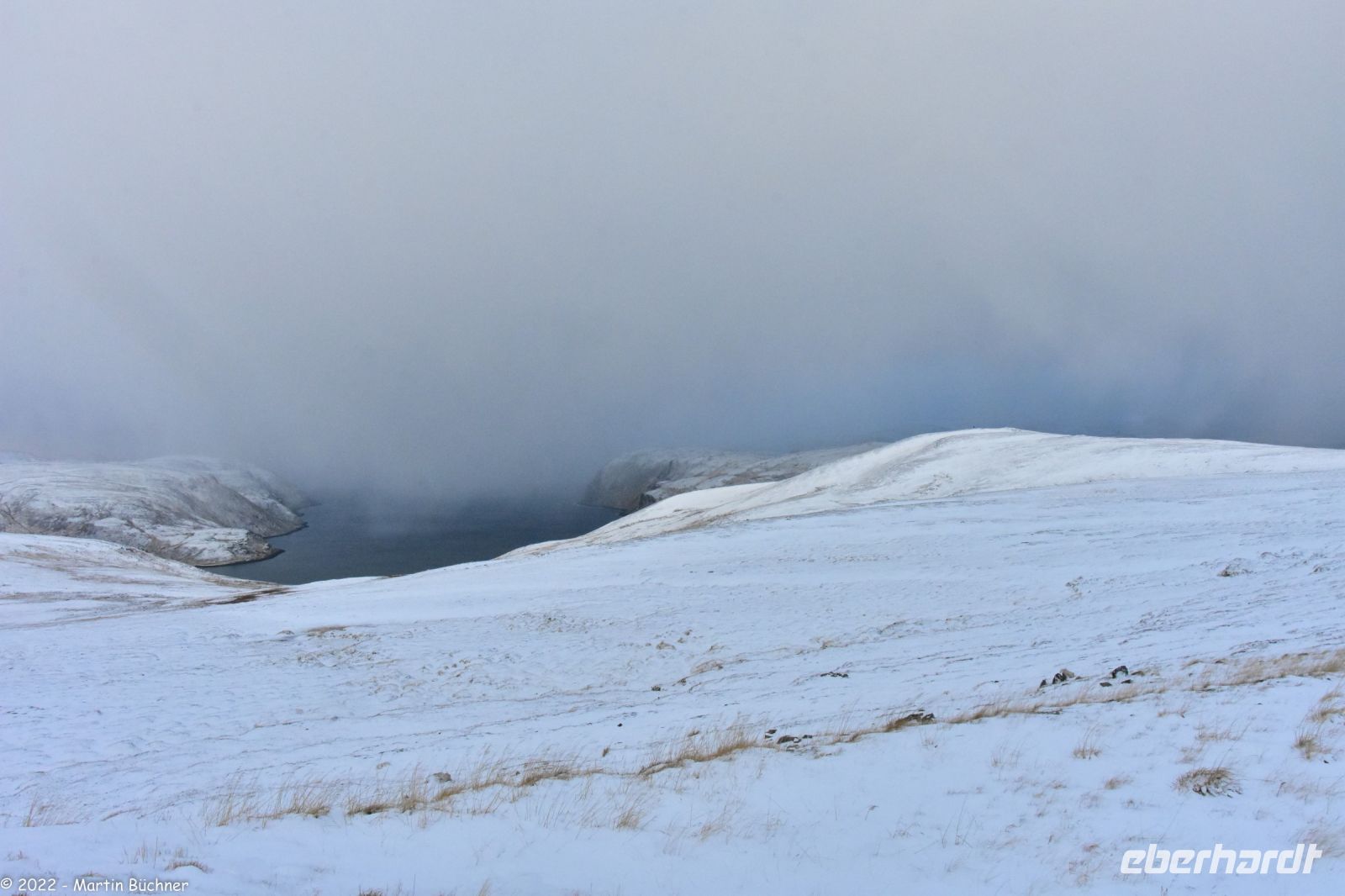 Vor uns liegt die Nordkapp-Halbinsel eingerahmt vom Tufjord (links) und Vestfjord (rechts) - der Nordkapp-Globus liegt exakt 12.695 Meter von diesem Punkt entfernt!